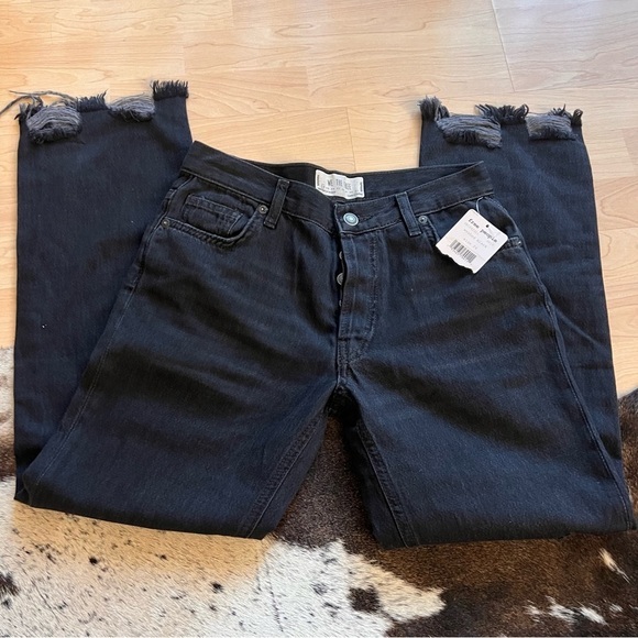 FREE PEOPLE NWT Maggie Mid Rise Strait Washed Black Distressed Jeans‎ Size 24 - Picture 4 of 12